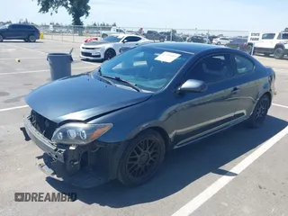 2010 Scion tC z VIN JTKDE3B71A0313857, wystawiony jako IAAI lot #42193489 z przebiegiem 132 884 mil mil oraz . Historia ofert i sprzedaży dostępna na DreamBid. Obrazek 2.