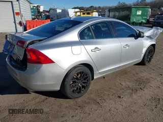 2016 Volvo S60 T5 Drive-E Premier z VIN YV126MFKXG1395519, wystawiony jako IAAI lot #41488969 z przebiegiem 109 130 mil mil oraz . Historia ofert i sprzedaży dostępna na DreamBid. Obrazek 4.