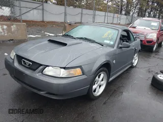 2004 Ford Mustang GT Deluxe z VIN 1FAFP45X74F128442, wystawiony jako IAAI lot #41580930 z przebiegiem 100 801 mil mil oraz . Historia ofert i sprzedaży dostępna na DreamBid. Obrazek 2.