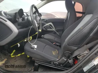 2015 Smart fortwo Passion z VIN WMEEJ3BA8FK801168, wystawiony jako Copart lot #74599144 z przebiegiem Nie podano mil oraz Nie do naprawy • Non repairable. Historia ofert i sprzedaży dostępna na DreamBid. Obrazek 7.