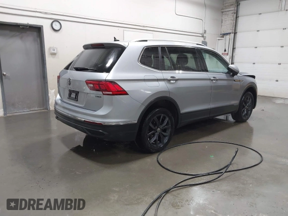2024 Volkswagen Tiguan SE with VIN 3VV2B7AXXRM098733, listed as a IAAI auction lot 42544697 with 26,034 mi miles and . Bid and sale history available at DreamBid. Image 4.