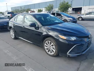 2024 Toyota Camry LE z VIN 4T1C11AK4RU915337, wystawiony jako IAAI lot #42315772 z przebiegiem 22 405 mil mil oraz . Historia ofert i sprzedaży dostępna na DreamBid. Obrazek 1.