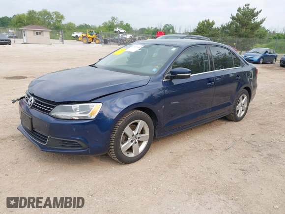 2014 Volkswagen Jetta TDI w/Premium/Nav z VIN 3VWLL7AJ8EM266890, wystawiony jako IAAI lot #42473906 z przebiegiem 146 306 mil mil oraz . Historia ofert i sprzedaży dostępna na DreamBid. Obrazek 2.