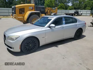 2012 BMW 7 Series 750i z VIN WBAKA8C50CDV99875, wystawiony jako Copart lot #61663985 z przebiegiem 145 289 mil mil oraz Czysty tytuł • Clean title. Historia ofert i sprzedaży dostępna na DreamBid. Obrazek 1.