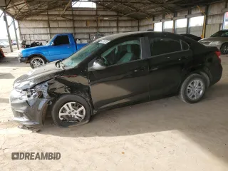 2017 Chevrolet Sonic LS z VIN 1G1JB5SH2H4167794, wystawiony jako Copart lot #47768705 z przebiegiem 90 602 mil mil oraz Szkoda całkowita • Salvage title. Historia ofert i sprzedaży dostępna na DreamBid. Obrazek 1.
