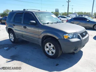 2005 Ford Escape XLT with VIN 1FMYU03175KD53760, listed as a IAAI auction lot 41755984 with 158,704 mi miles. Bid and sale history available at carsss.com. Image 1.