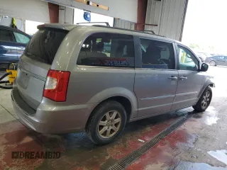 2013 Chrysler Town & Country Touring z VIN 2C4RC1BG2DR554912, wystawiony jako Copart lot #56897675 z przebiegiem 136 299 mil mil oraz Szkody całkowita. Historia ofert i sprzedaży dostępna na DreamBid. Obrazek 3.