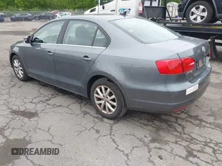 2013 Volkswagen Jetta SE z VIN 3VWDX7AJ3DM397748, wystawiony jako IAAI lot #42283421 z przebiegiem 195 928 mil mil oraz . Historia ofert i sprzedaży dostępna na DreamBid. Obrazek 3.