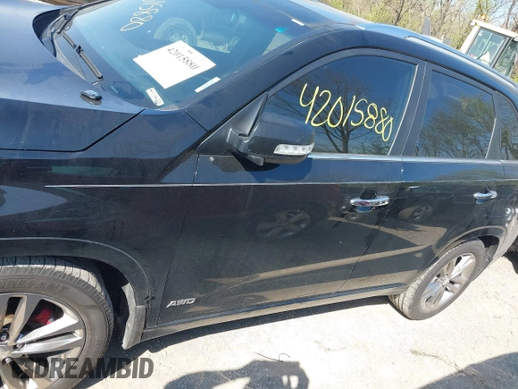 2014 Kia Sorento SX z VIN 5XYKWDA70EG455636, wystawiony jako IAAI lot #42015880 z przebiegiem 211 075 mil mil oraz . Historia ofert i sprzedaży dostępna na DreamBid. Obrazek 14.