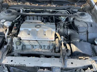 1999 Cadillac DeVille DHS z VIN 1G6KE54Y9XU783302, wystawiony jako Copart lot #42375455 z przebiegiem Nie podano mil oraz Czysty tytuł • Clean title. Historia ofert i sprzedaży dostępna na DreamBid. Obrazek 7.