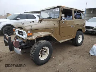 1977 Toyota Land Cruiser z VIN FJ40249180, wystawiony jako Copart lot #43203465 z przebiegiem 180 762 mil mil oraz Czysty tytuł • Clean title. Historia ofert i sprzedaży dostępna na DreamBid. Obrazek 1.