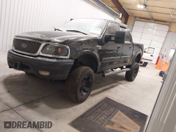 2002 Ford F-150 XLT with VIN 1FTRW08L62KC00490, listed as a IAAI auction lot 41380406 with 192,013 mi miles. Bid and sale history available at carsss.com. Image 2.