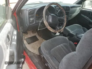 2000 Chevrolet Blazer LS z VIN 1GNCT18W8YK155812, wystawiony jako Copart lot #77315424 z przebiegiem 151 418 mil mil oraz Czysty tytuł • Clean title. Historia ofert i sprzedaży dostępna na DreamBid. Obrazek 8.