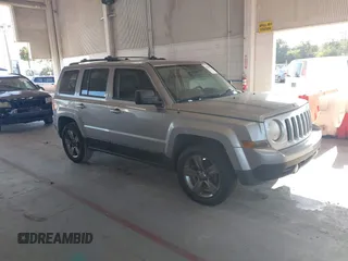 2014 Jeep Patriot Latitude z VIN 1C4NJPFA6ED888135, wystawiony jako IAAI lot #42846327 z przebiegiem 134 250 mil mil oraz . Historia ofert i sprzedaży dostępna na DreamBid. Obrazek 1.