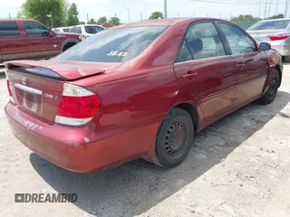 2005 Toyota Camry STD z VIN 4T1BE32K75U021742, wystawiony jako IAAI lot #42525204 z przebiegiem 235 645 mil mil oraz . Historia ofert i sprzedaży dostępna na DreamBid. Obrazek 4.