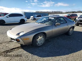 1984 Porsche 928 z VIN WP0JB0920ES860222, wystawiony jako Copart lot #44055645 z przebiegiem 166 689 mil mil oraz Nie do naprawy. Historia ofert i sprzedaży dostępna na DreamBid. Obrazek 1.