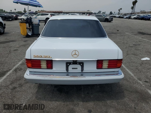 1990 Mercedes-Benz 560 z VIN WDBCA39E7LA505105, wystawiony jako Copart lot #58875015 z przebiegiem 88 261 mil mil oraz Szkoda całkowita • Salvage title. Historia ofert i sprzedaży dostępna na DreamBid. Obrazek 6.
