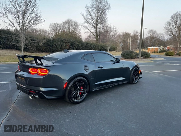 2023 Chevrolet Camaro ZL1 z VIN 1G1FK1R63P0118032, wystawiony jako Copart lot #51035795 z przebiegiem 9030 mil mil oraz Szkody całkowita. Historia ofert i sprzedaży dostępna na DreamBid. Obrazek 4.