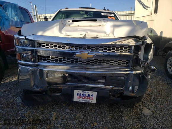 2019 Chevrolet Silverado 3500HD Work Truck with VIN 1GC4KVCY6KF143142, listed as a Copart auction lot 48328394 with 126,913 mi miles and Salvage Title. Bid and sale history available at carsss.com. Image 5.