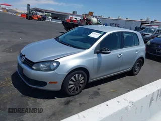2013 Volkswagen Golf w/Conv с VIN WVWDB7AJ0DW130293, выставлен на аукционе IAAI как лот 42474230 с пробегом 188 475 миль миль и . История ставок и продаж доступна на DreamBid. Изображение 2.