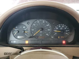 2001 Mercedes-Benz M 320/430/500 z VIN 4JGAB54E81A259134, wystawiony jako Copart lot #55499565 z przebiegiem 294 315 mil mil oraz Szkody całkowita. Historia ofert i sprzedaży dostępna na DreamBid. Obrazek 9.