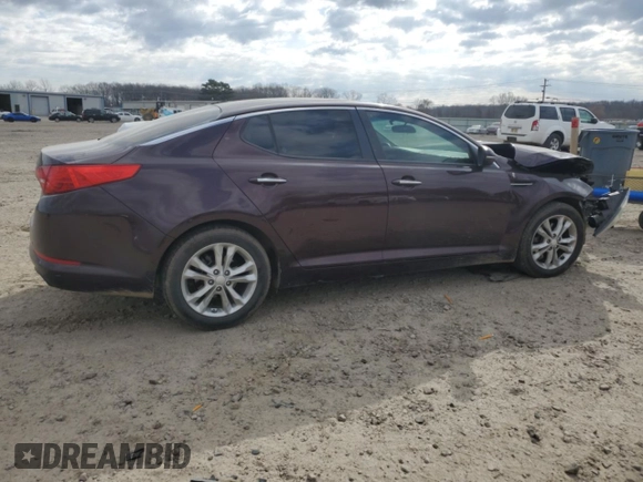 2013 Kia Optima LX z VIN 5XXGM4A7XDG129700, wystawiony jako Copart lot #47581035 z przebiegiem 121 247 mil mil oraz Szkody całkowita. Historia ofert i sprzedaży dostępna na DreamBid. Obrazek 3.