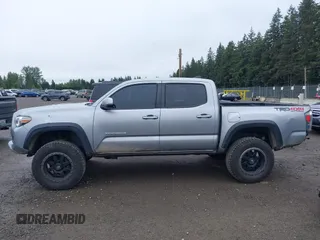 2020 Toyota Tacoma SR5 z VIN 3TMCZ5AN8LM323918, wystawiony jako IAAI lot #42279462 z przebiegiem 105 923 mil mil oraz . Historia ofert i sprzedaży dostępna na DreamBid. Obrazek 14.