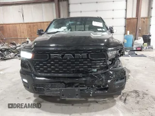 2025 Ram 1500 Big Horn z VIN 1C6RRFFG0SN572588, wystawiony jako IAAI lot #41629079 z przebiegiem 6 675 mil mil oraz . Historia ofert i sprzedaży dostępna na DreamBid. Obrazek 6.