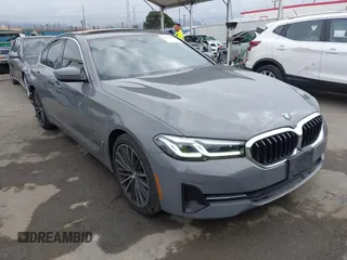 2021 BMW 5 Series 530i z VIN WBA53BH08MWX16268, wystawiony jako IAAI lot #42065485 z przebiegiem 42 659 mil mil oraz . Historia ofert i sprzedaży dostępna na DreamBid. Obrazek 1.