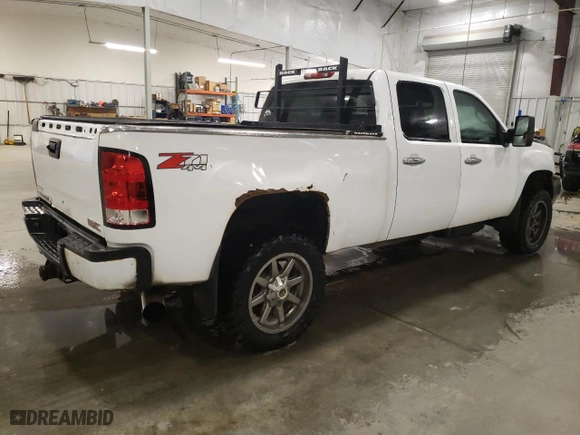 2011 GMC Sierra 2500HD Denali with VIN 1GT125C89BF201957, listed as a Copart auction lot 44702485 with 198,559 mi miles and Salvage Title. Bid and sale history available at carsss.com. Image 3.