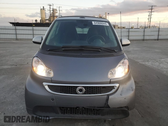 2013 Smart fortwo Passion z VIN WMEEK3BA4DK644622, wystawiony jako Copart lot #84966644 z przebiegiem 78 657 mil mil oraz Szkoda całkowita • Salvage title. Historia ofert i sprzedaży dostępna na DreamBid. Obrazek 5.
