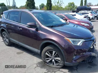 2018 Toyota RAV4 XLE z VIN 2T3WFREV2JW468231, wystawiony jako IAAI lot #42288978 z przebiegiem 109 779 mil mil oraz . Historia ofert i sprzedaży dostępna na DreamBid. Obrazek 1.
