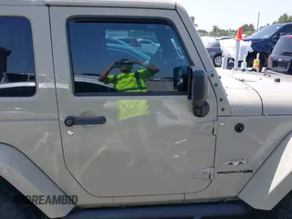 2018 Jeep Wrangler Sahara z VIN 1C4AJWBGXJL811092, wystawiony jako IAAI lot #42305620 z przebiegiem 41 021 mil mil oraz . Historia ofert i sprzedaży dostępna na DreamBid. Obrazek 13.