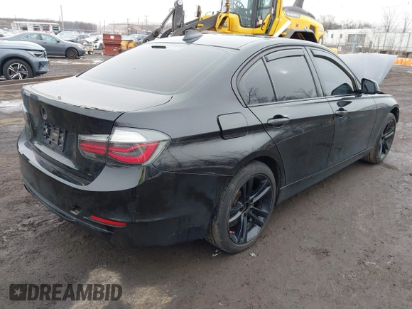 2015 BMW 3 Series 328i xDrive z VIN WBA3B5C55FF959652, wystawiony jako IAAI lot #41545937 z przebiegiem 101 637 mil mil oraz . Historia ofert i sprzedaży dostępna na DreamBid. Obrazek 4.