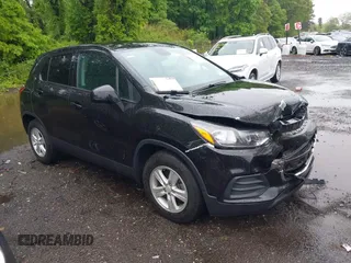 2021 Chevrolet Trax LS z VIN KL7CJKSB2MB312199, wystawiony jako IAAI lot #42312050 z przebiegiem 42 471 mil mil oraz . Historia ofert i sprzedaży dostępna na DreamBid. Obrazek 1.