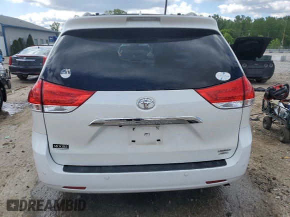2011 Toyota Sienna XLE z VIN 5TDDK3DC1BS005600, wystawiony jako Copart lot #57795425 z przebiegiem 176 883 mil mil oraz Szkoda całkowita • Salvage title. Historia ofert i sprzedaży dostępna na DreamBid. Obrazek 6.