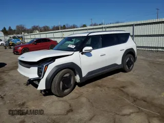 2024 Kia EV9 Wind z VIN KNDAFFS50R6020130, wystawiony jako Copart lot #48477645 z przebiegiem 13 485 mil mil oraz Szkody całkowita. Historia ofert i sprzedaży dostępna na DreamBid. Obrazek 1.