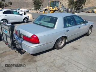 2002 Mercury Grand Marquis LS Premium z VIN 2MEFM75W82X653148, wystawiony jako IAAI lot #42307985 z przebiegiem 92 233 mil mil oraz . Historia ofert i sprzedaży dostępna na DreamBid. Obrazek 4.