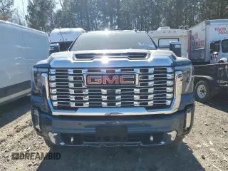2024 GMC Sierra 2500HD Denali z VIN 1GT49REY5RF381137, wystawiony jako Copart lot #47956675 z przebiegiem 3 299 mil mil oraz Szkoda całkowita • Salvage title. Historia ofert i sprzedaży dostępna na DreamBid. Obrazek 5.