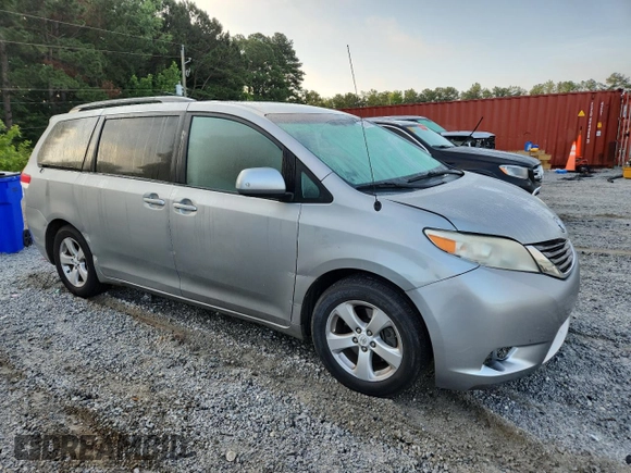 2011 Toyota Sienna LE AAS z VIN 5TDKK3DC1BS013087, wystawiony jako Copart lot #61815185 z przebiegiem 148 554 mil mil oraz Czysty tytuł • Clean title. Historia ofert i sprzedaży dostępna na DreamBid. Obrazek 4.