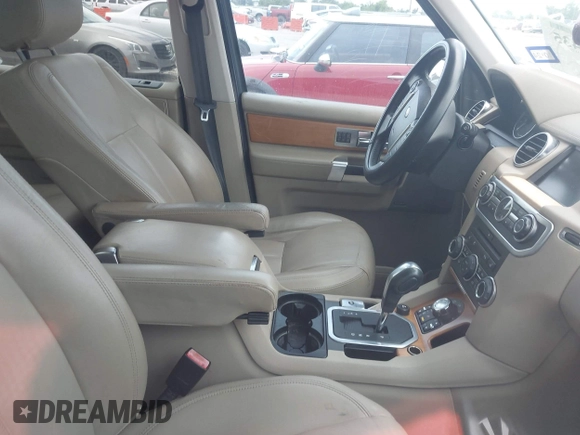 2010 Land Rover LR4 Lux z VIN SALAK2D40AA527077, wystawiony jako IAAI lot #42442435 z przebiegiem 185 194 mil mil oraz . Historia ofert i sprzedaży dostępna na DreamBid. Obrazek 5.