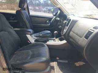 2005 Mercury Mariner Luxury with VIN 4M2CU57195DJ25103, listed as a IAAI auction lot 42032296 with 154,134 mi miles. Bid and sale history available at carsss.com. Image 5.
