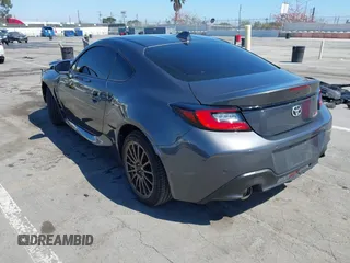 2023 Toyota 86 z VIN JF1ZNBC11P8766474, wystawiony jako IAAI lot #42215516 z przebiegiem 5 708 mil mil oraz . Historia ofert i sprzedaży dostępna na DreamBid. Obrazek 3.