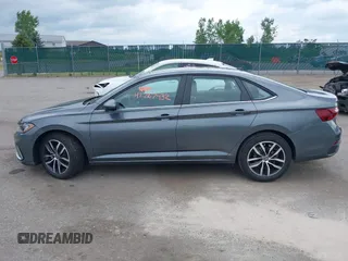 2025 Volkswagen Jetta SE с VIN 3VW7X7BU6SM085202, выставлен на аукционе IAAI как лот 42767432 с пробегом 1 009 миль миль и . История ставок и продаж доступна на DreamBid. Изображение 14.