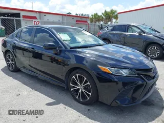 2020 Toyota Camry SE z VIN 4T1G11AK8LU961567, wystawiony jako IAAI lot #41950958 z przebiegiem 142 752 mil mil oraz . Historia ofert i sprzedaży dostępna na DreamBid. Obrazek 1.