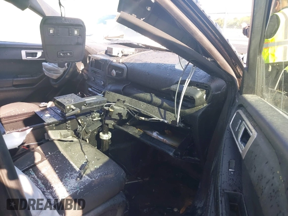 2020 Ford Police Interceptor Utility z VIN 1FM5K8AB7LGD18218, wystawiony jako IAAI lot #41975421 z przebiegiem Nie podano mil oraz . Historia ofert i sprzedaży dostępna na DreamBid. Obrazek 5.