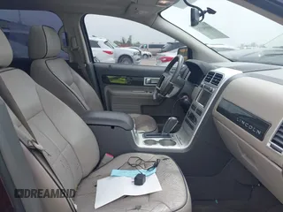 2009 Lincoln MKX z VIN 2LMDU68C69BJ05709, wystawiony jako IAAI lot #41890352 z przebiegiem 174 260 mil mil oraz . Historia ofert i sprzedaży dostępna na DreamBid. Obrazek 5.