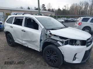 2019 Toyota Highlander SE z VIN 5TDJZRFHXKS979845, wystawiony jako IAAI lot #41225092 z przebiegiem 104 945 mil mil oraz . Historia ofert i sprzedaży dostępna na DreamBid. Obrazek 1.