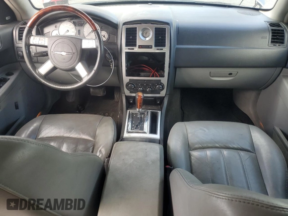 2006 Chrysler 300 C z VIN 2C3LA63HX6H439925, wystawiony jako Copart lot #56059655 z przebiegiem 206 856 mil mil oraz Czysty tytuł • Clean title. Historia ofert i sprzedaży dostępna na DreamBid. Obrazek 8.