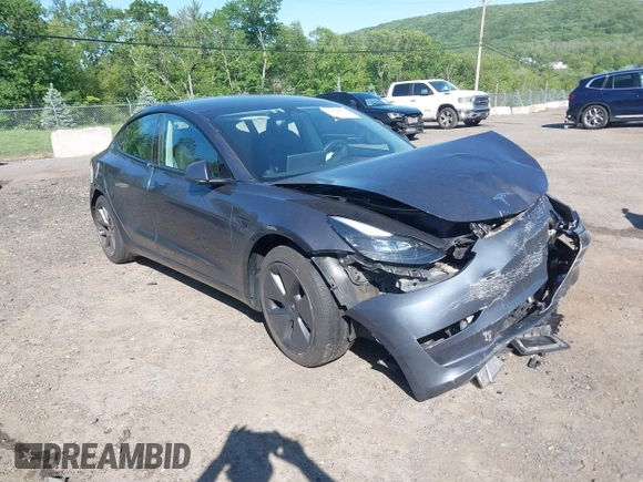 2023 Tesla Model 3 z VIN 5YJ3E1EA2PF492659, wystawiony jako IAAI lot #42284833 z przebiegiem 41 205 mil mil oraz . Historia ofert i sprzedaży dostępna na DreamBid. Obrazek 1.